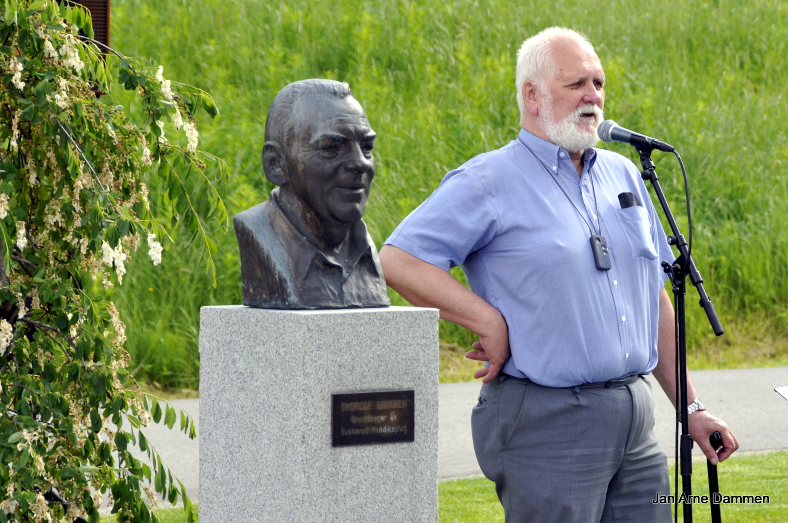 Jan Ronald Skogsrud talte på vegne av Stiftelsen Buskerud Rehabiliteringssenter under åpningen av Thorolf Eriksens minnepark. Foto Jan Arne Dammen