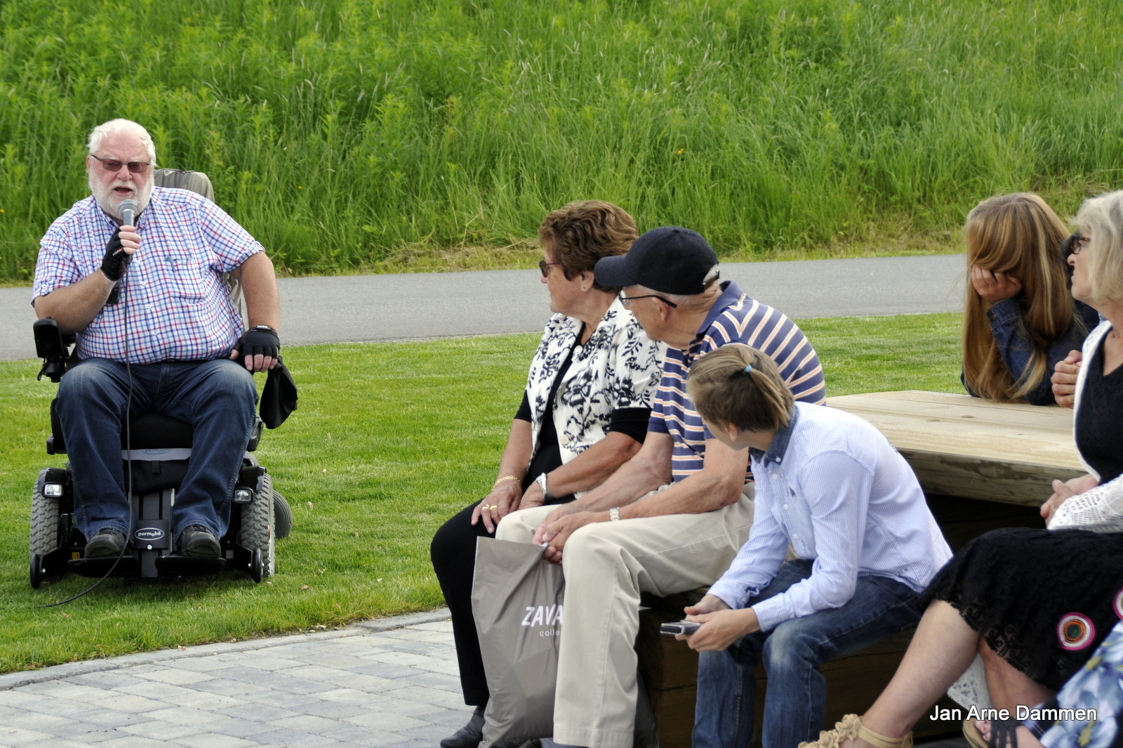 Arve Kristoffersen hadde mange minner fra Vanførehjemmet, helt tilbake til 1967, som han delte under åpningen av Thorolf Eriksens minnepark. Foto Jan Arne Dammen