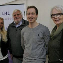 Iselin Løvhøiden fra LHL Hjerneslag, Roald Adolfsen, Oscar Kristiansen, lege ved slagenheten ved Kongsberg sykehus og Wenche Haukeli Foto Jan Arne Dammen