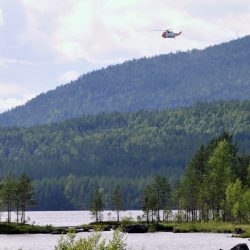 Redningshelikopteret på vei over Buvatnet ette endt oppdrag. Foto Jan Arne DAmmen