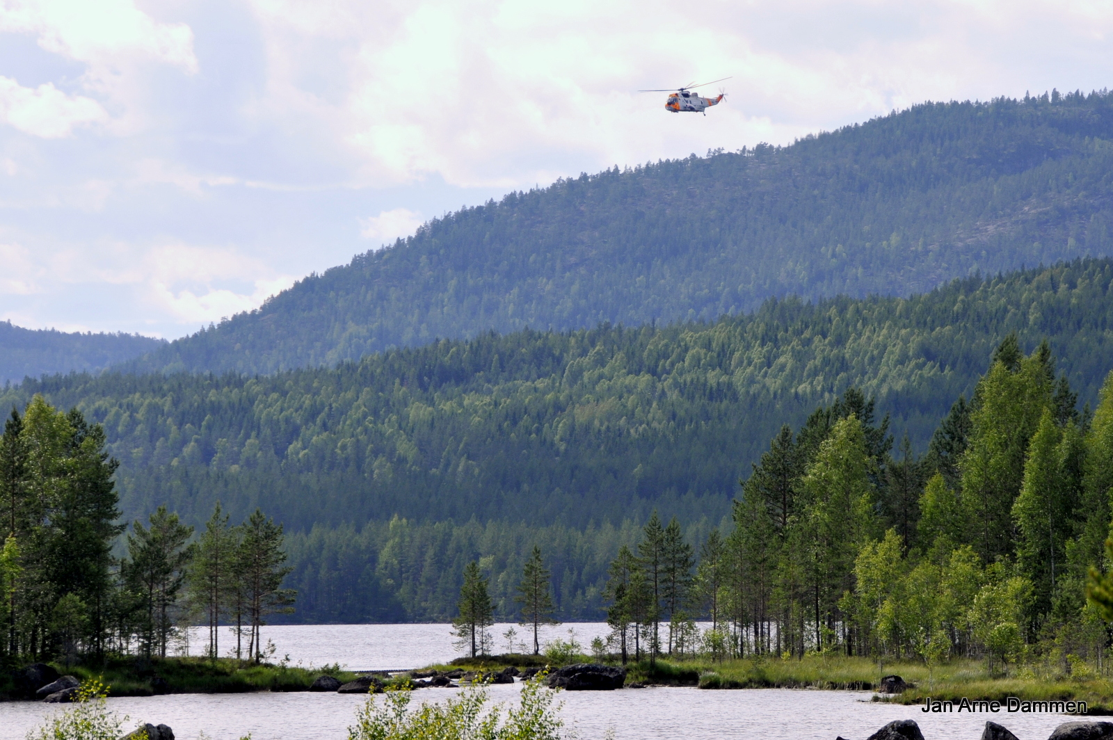 Redningshelikopteret på vei over Buvatnet etter endt oppdrag. Foto Jan Arne Dammen