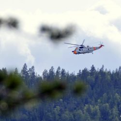 See King på vei for å hente mannen ned. Foto Jan Arne Dammen