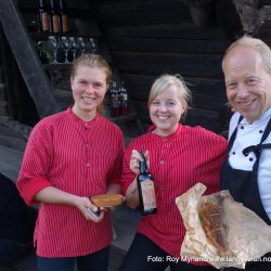 Hindsæter i Sjodalen. Fra venstre: Elisabeth Gech, Ingrid Melle Åkernes og André Sundero. Foto Roy Myrland/www.langsveien.no