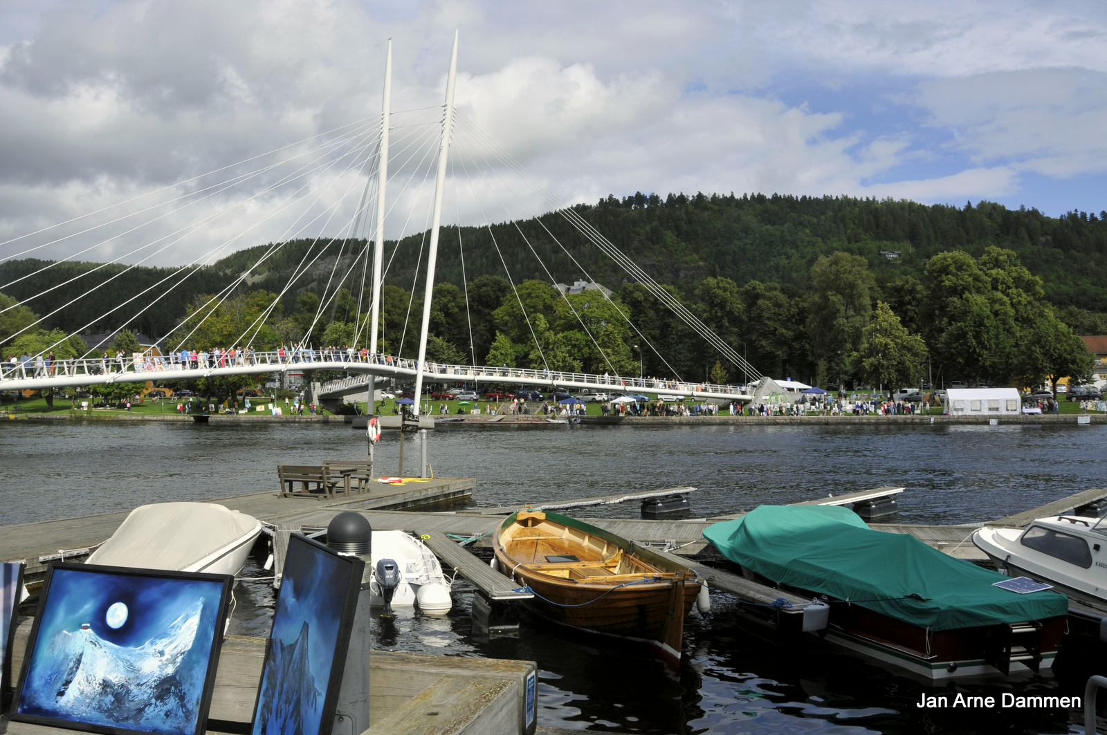 Det var mange som hadde lagt søndagsturen sin hit og det var reine 17.mai stemningen langs elvebredden der flere hundre kunstverk var stilt ut. Foto Jan Arne Dammen