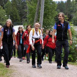 Dronning Sonja på tur til Blektjern - med innvandrerkvinnene i DNT Drammen. BILDESERIE