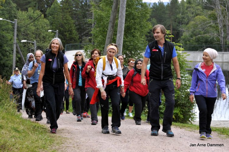 Dronning Sonja på tur til Blektjern - med innvandrerkvinnene i DNT Drammen. BILDESERIE