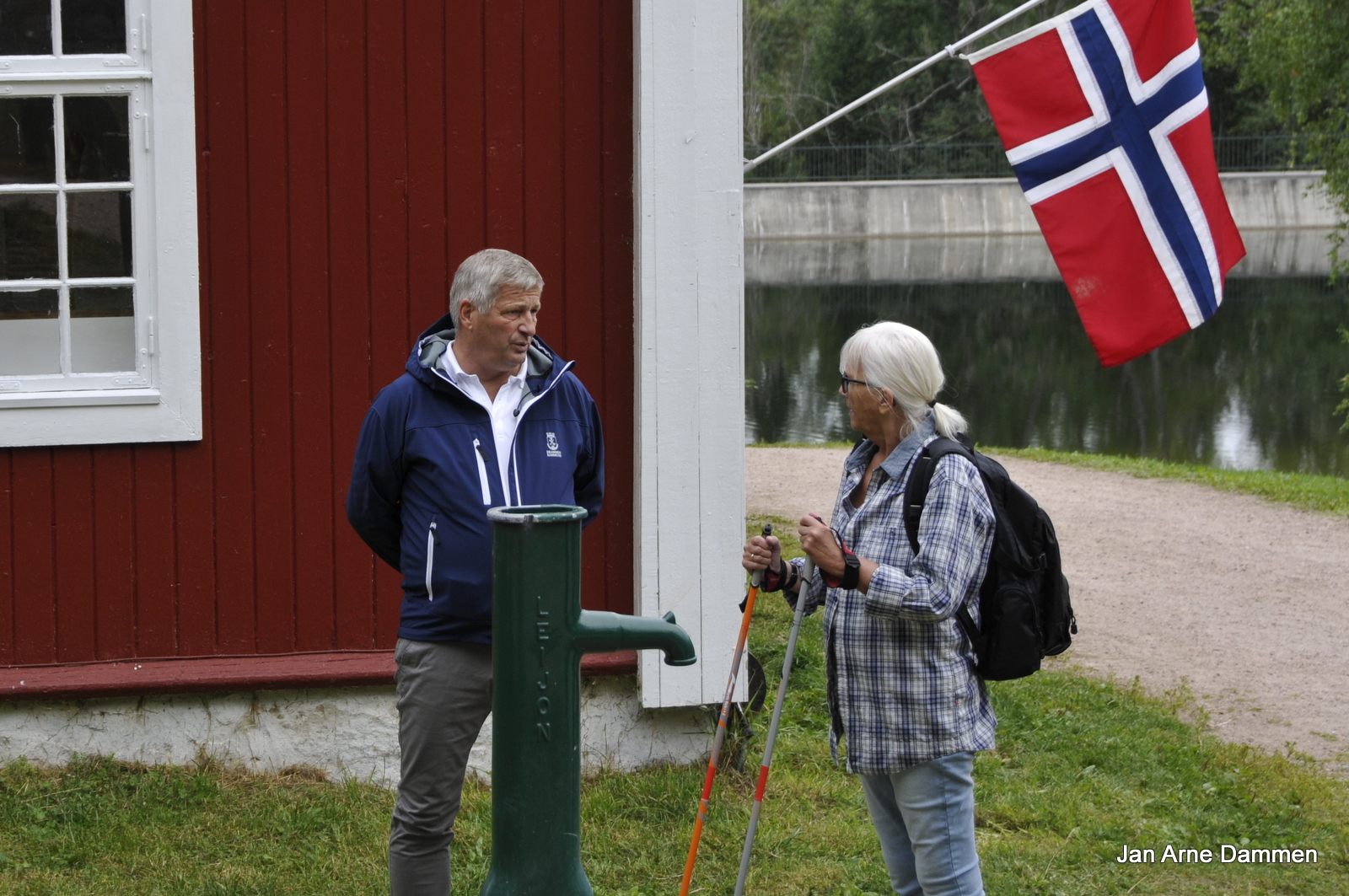 Ordfører Tore Opdahl Hansen og Fylkesmann i Buskerud Helen Bjørnøy ved Blektjernstua. Foto Jan Arne Dammen