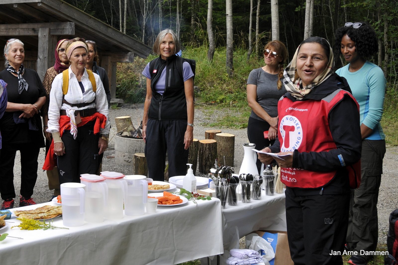 Fareshta Shaheed ønsker Dronningen velkommen til å smake på dagens turmat. Foto Jan Arne Dammen