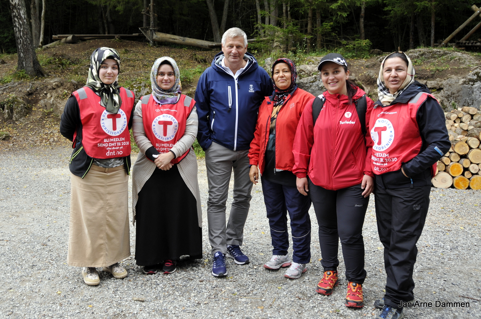 Kokkene sammen med Ordfører Tore Opdahl Hansen. Fra v. Kûbra, Seher, Fatma, Midia, og Fareshta. Foto Jan Arne Dammen