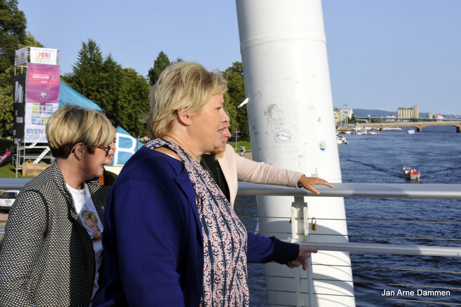 Statsministeren nyter utsikten fra Ypisilon. Foto Jan Arne Dammen 