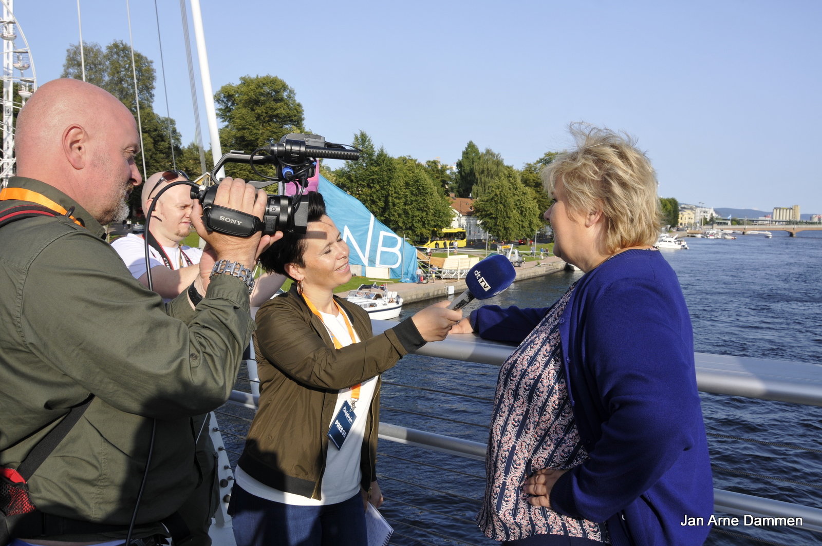 Drammens Tidene TV fikk et intervju på broen. Foto Jan Arne Dammen