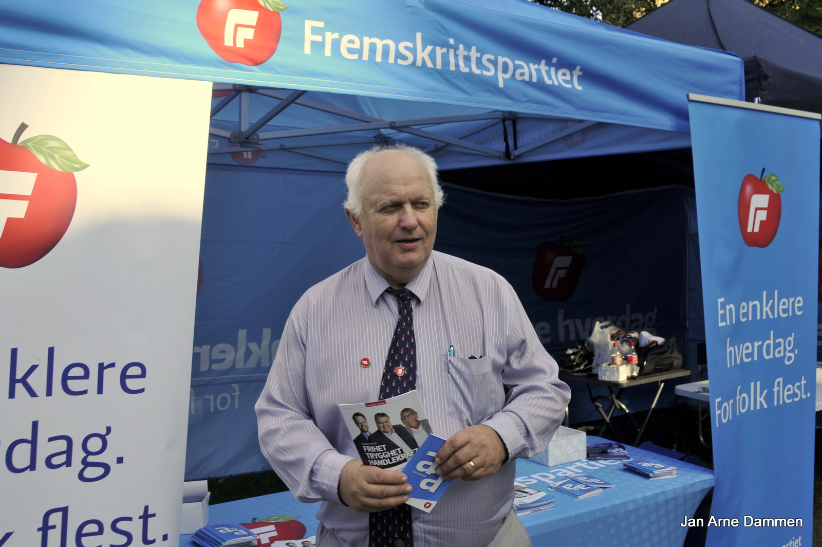 I parken hadde de forskjellige politiske partiene sine boder og her Knut Bergan på jakt etter velgere. Foto Jan Arne Dammen