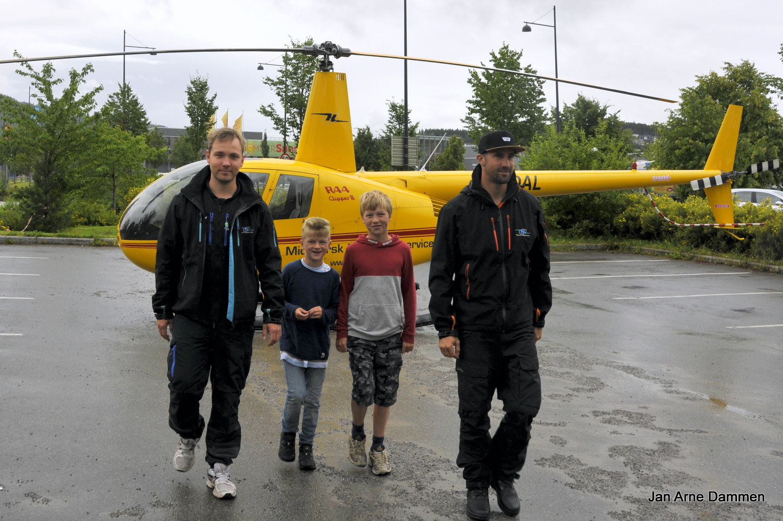 Fra v. Pilot Niklas Hætta, Jørgen og Kristian Dammen Skjelvan og Victor Berglind. Foto Jan Arne Dammen