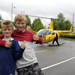 To kjempefornøyde gutter etter sin første helikoptertur. Foto Jan Arne Dammen