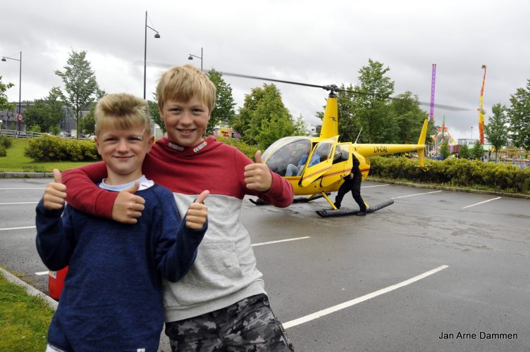 To kjempefornøyde gutter etter sin første helikoptertur. Foto Jan Arne Dammen