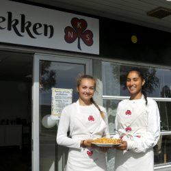 Vaffelpressa går varm her inne på Mekken, I dag er det Ronja Rennan og Malin Lysø Våg som står for bevertningen. Foto Jan Arne Dammen