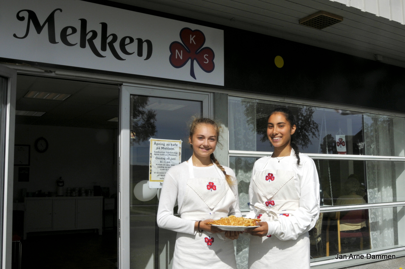 Vaffelpressa går varm her inne på Mekken, I dag er det Ronja Rennan og Malin Lysø Våg som står for bevertningen. Foto Jan Arne Dammen