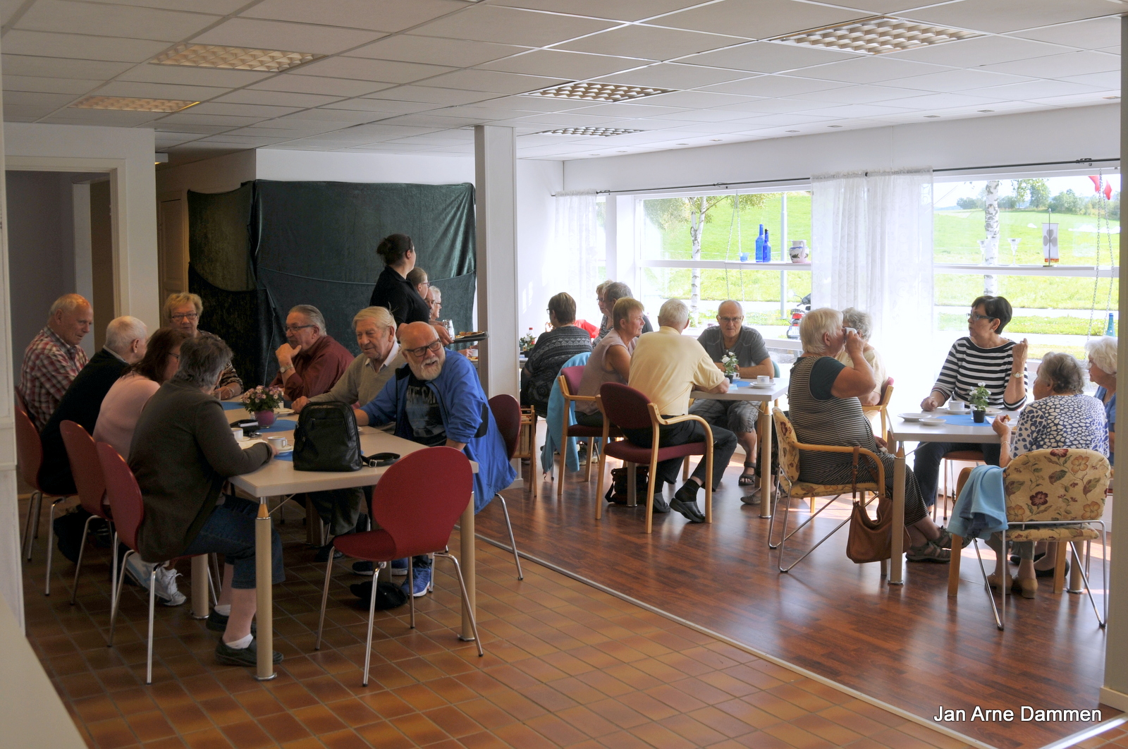 Gamle kjente møtes og praten går lett over x antall kaffekopper på Kafe Mekken. Foto Jan Arne Dammen