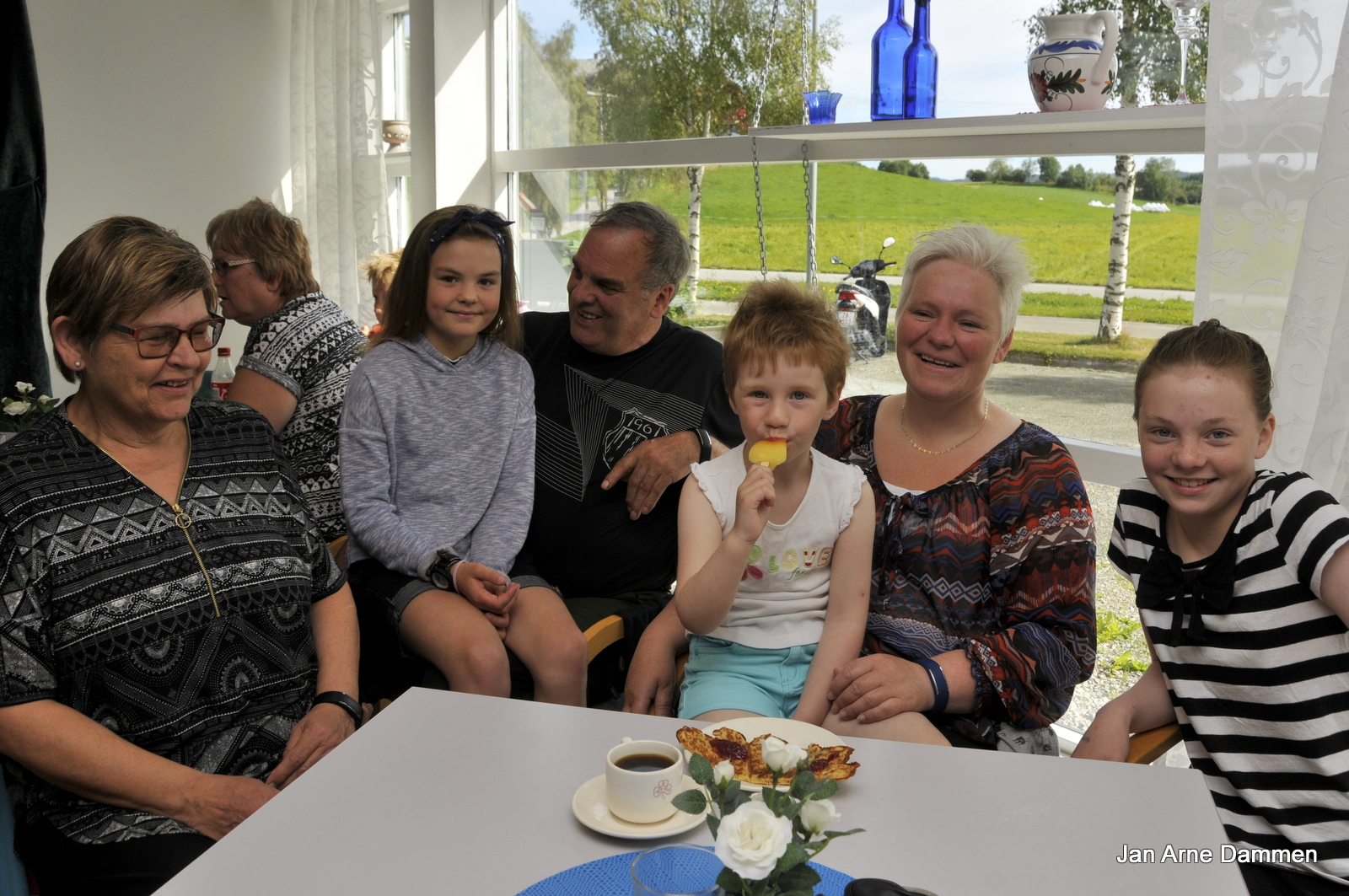 Fra v. Irene og Øystein Kvam fra Steinberg med barnebarnet Mina Oline på fanget til «Besse», Ida-Sofie på fanget til mamma Berit Saltvik og Marianne som kommer fra Austtana møttes på Kafe Mekken. Foto Jan Arne Dammen