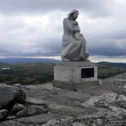 Madonnastatuen i Eggedal - Sherpaer steinsatte stien