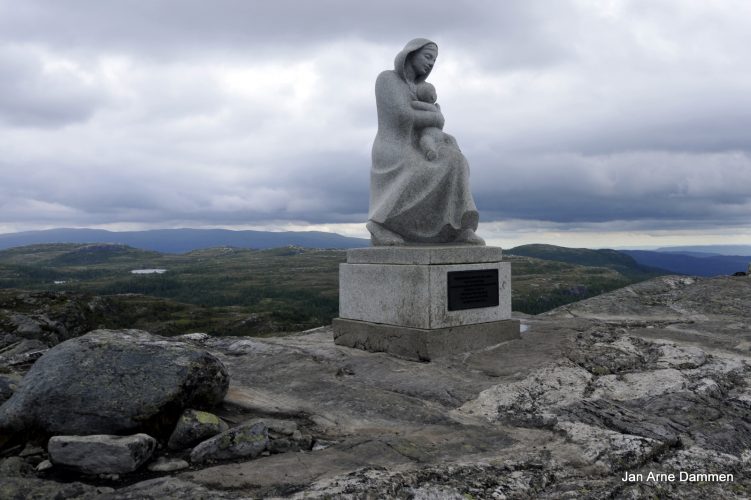 Madonnastatuen i Eggedal - Sherpaer steinsatte stien