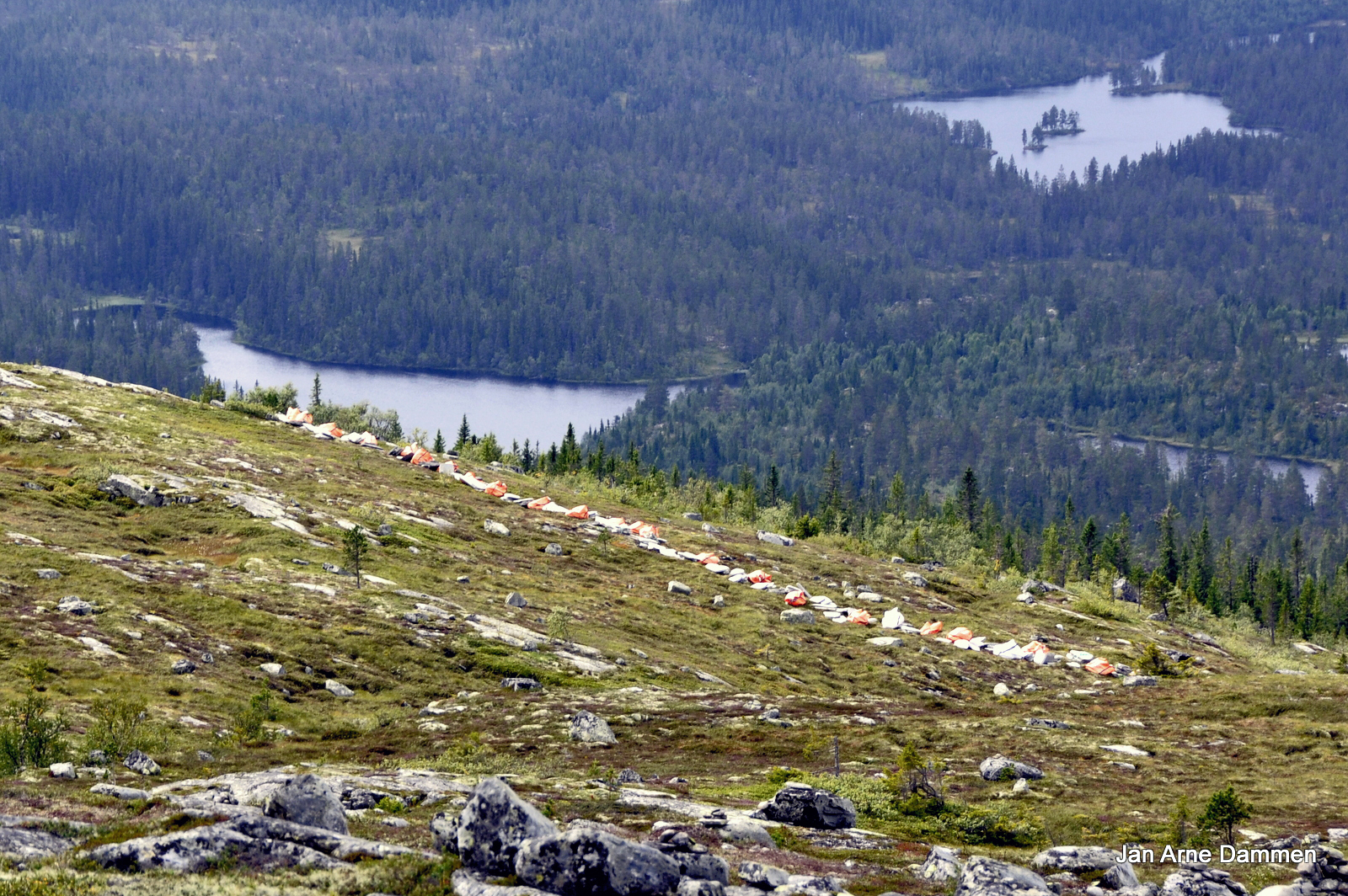 Det som for oss så ut som en teltleir i det fjerne var sekker med steinheller. Disse skal brukes til neste prosjekt som er å lage en rundløype til Madonnaen. 