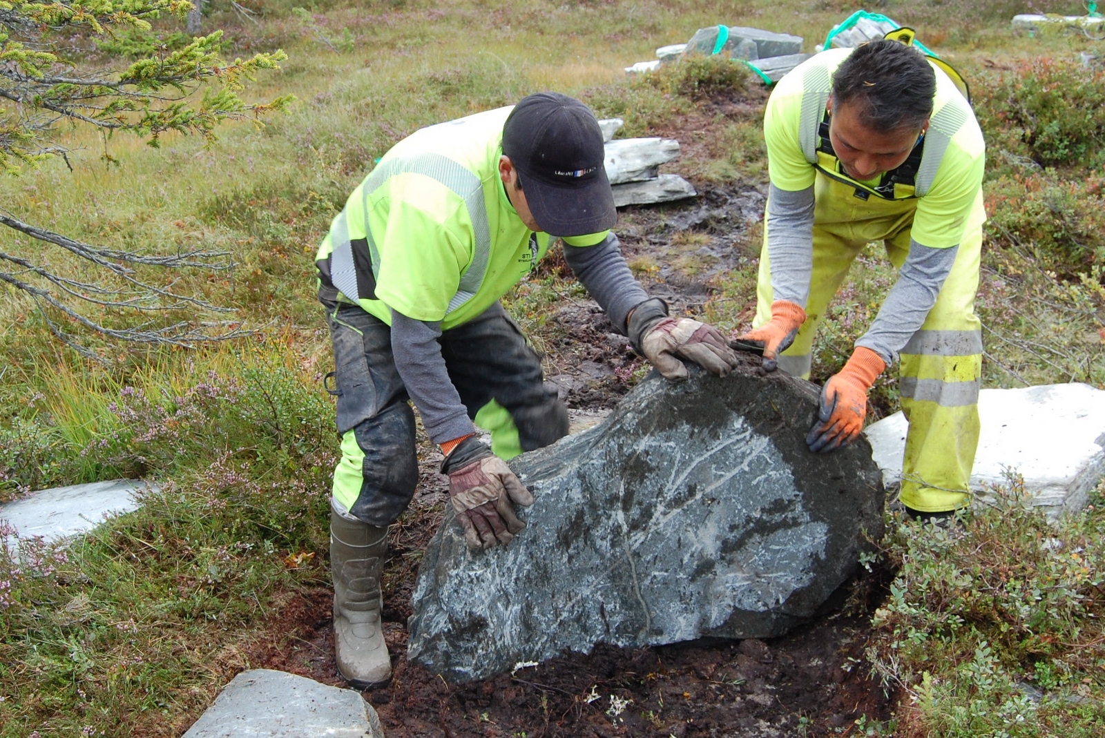 For noen år siden ble landsbyen i Nepal rammet av jordskjelv og for pengene sherpaene tjener her er de med på å bygge opp landsbyen igjen. Foto Svein Olav Tovsrud, LHL Sigdal