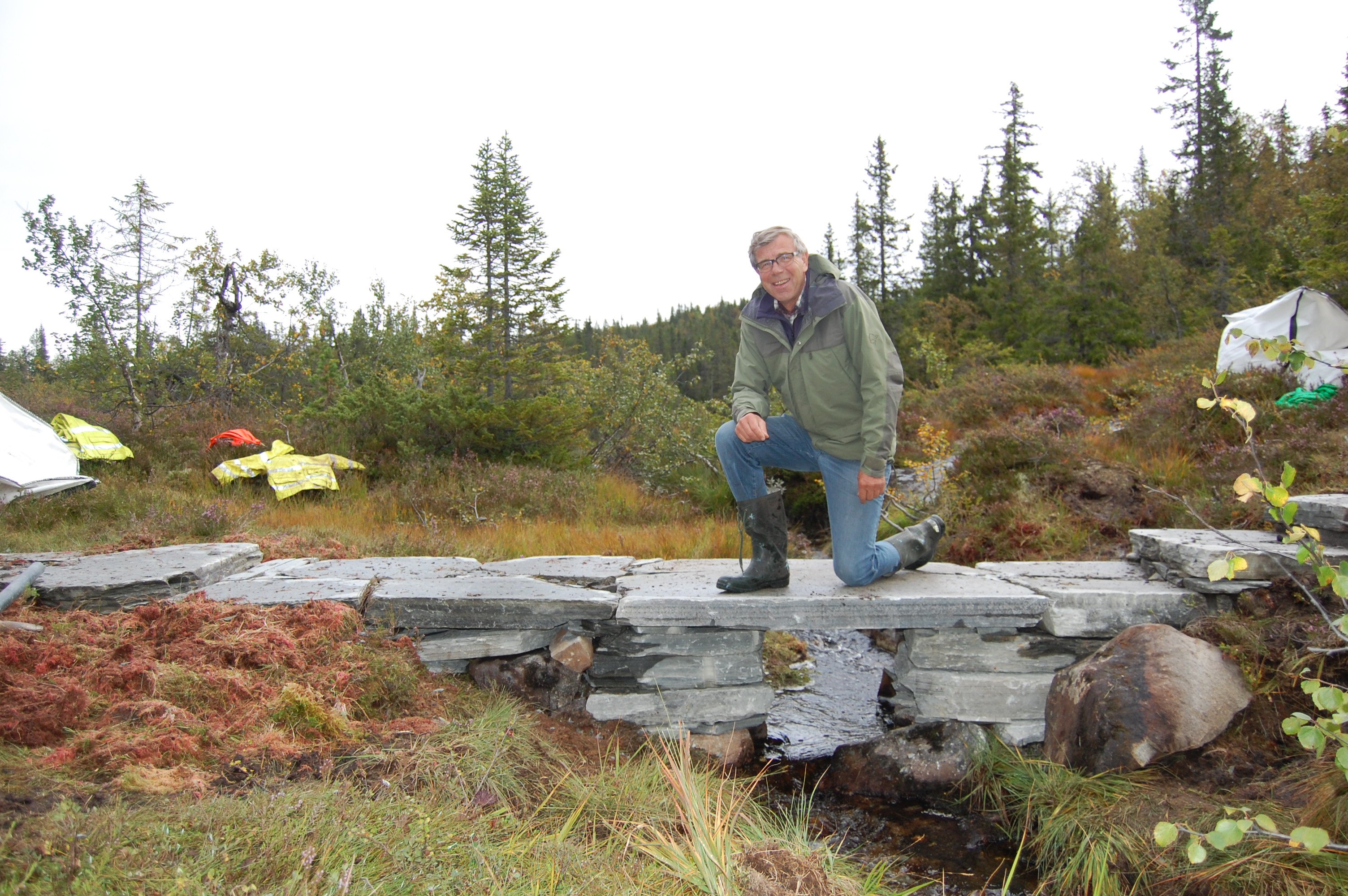 En av de som tok tak var den pensjonerte legen Gunbjørn Aasand som her er ute i marka. Foto Svein Olav Tovsrud, LHL Sigdal. 