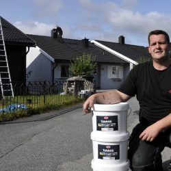 Vi bruker kun produkter fra Gjøco AS, som er Norges nest største produsent og markedsfører av malinger til hus og hjem, sier Lars Tommy Karlsen. Foto Jan Arne Dammen