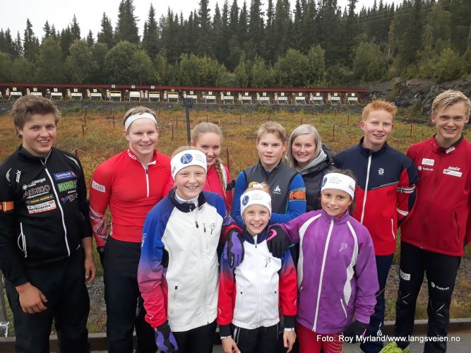 Skiskyttere fra skrautvål il og Rogne il på trening i valdres skisenter i Skrautvål. Foran fra venstre på bildet over: Vilde Marie Thon Christensen, Eline Gigstad Bergene og Natalie Regine Lien. Bak fra venstre står: Vidar Brenna, Harald Øygard, Maria Brenna, Sigurd Øygard, Marit Øygard, Christian Thon Christensen og Even Svensson. foto roy myrland