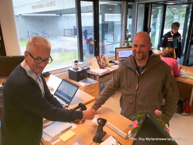 Morten Stensby og Stian Midtsveen forhåndsstemmer stortingsvalget 2017 fagerne foto Roy Myrland