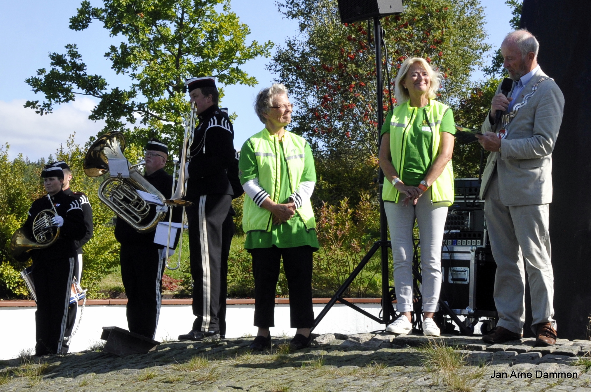 Norske Gardeveteraners Drillkompani sammen med Ingebjørg Guslund, Diane S. Hanisch og fylkesordfører Ole Haabeth Foto Jan Arne Dammen