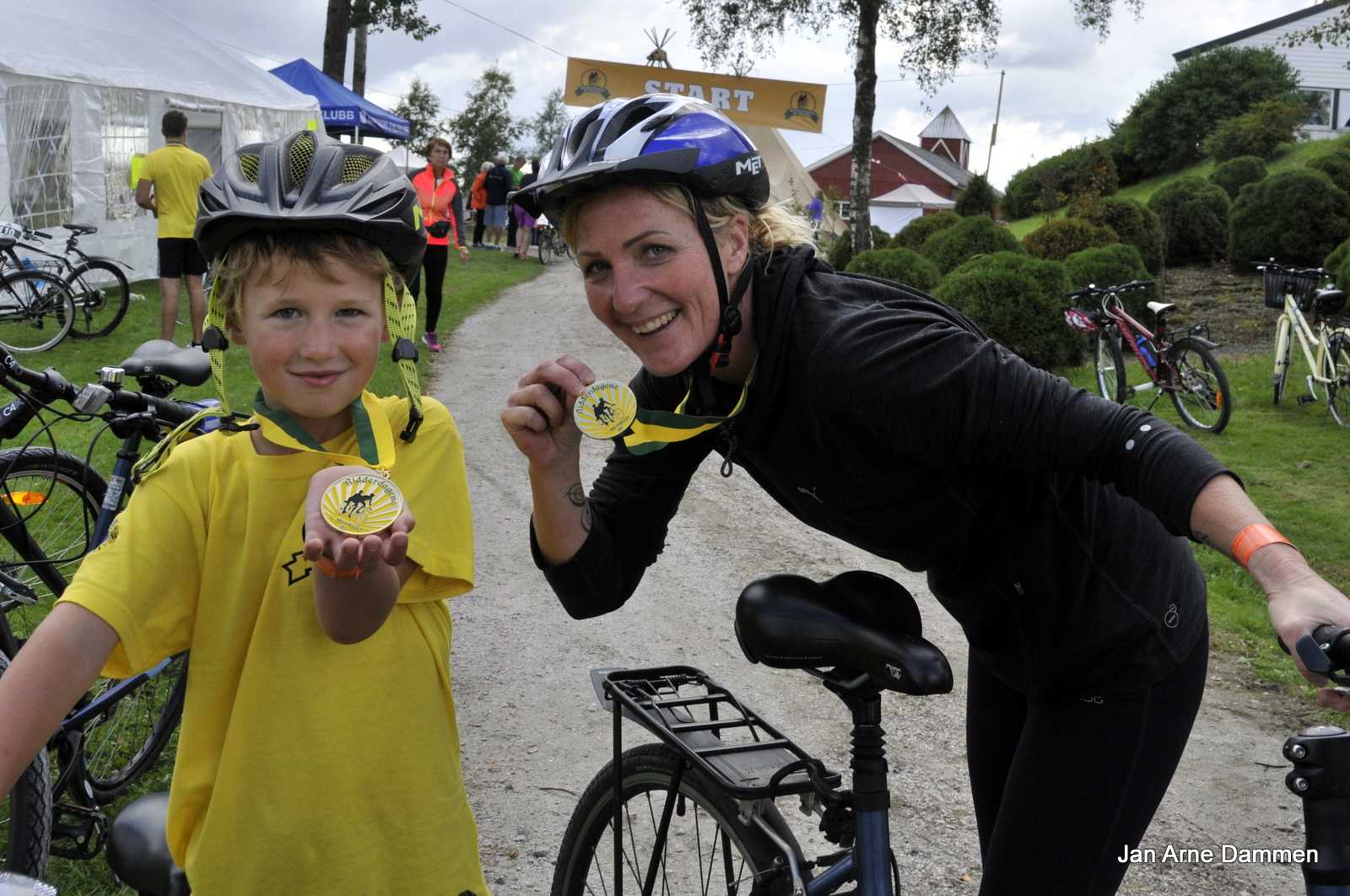 Jeg gir aldri opp, mamma, sa Sigurd. Her med en fortjent medlaje med mamma Siw.