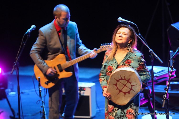 Mari Boine og Georg Buljo i Bølgen Kulturhus i Larvik . Foto Roy Myrland/www.langsveien.no