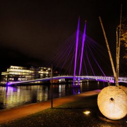 Bygninger og bruer farget rosa - Rosa sløyfe-aksjonen