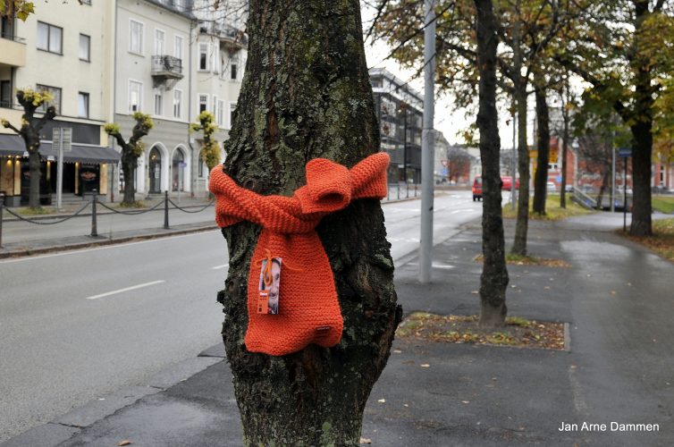 Årets varmeste dag - Kirkens Bymisjon deler ut 15.000 skjerf