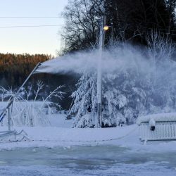 Konnerud stadion produserer snø og bare et steinkast unna står målestasjonen som Yr benytter til sine data. Foto Jan Arne Dammen