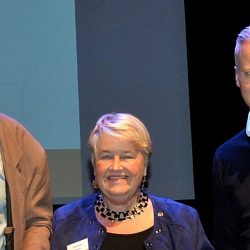 Lars Thunberg eier av Thunberg Invest A/S, Turid Kristine Semb og Thor-Anders Lundh Håkestad daglig leder i Lundhs Labrador. Innovasjonspris 2017 Larvik innovasjonsprisen næringsliv Aid Happy Foto Olav Nordheim www.langsveien.no