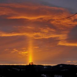 Lyssøyle skapte en fin solnedgang - vakkert værfenomen