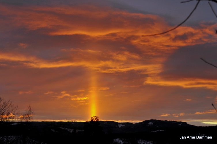 Lyssøyle skapte en fin solnedgang - vakkert værfenomen