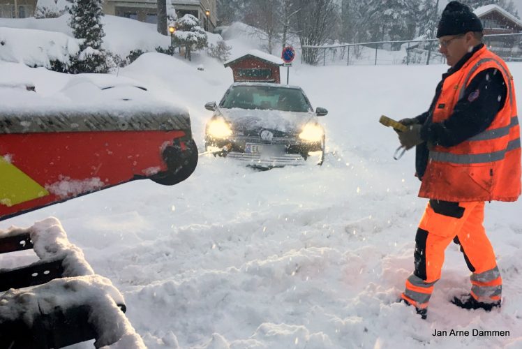 Snøkaos - mange lot bilen stå