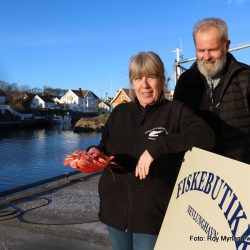 Helge Thorstein og Ann Karin Johansen (bildet over) på "Nevlunghavn fisk og skalldyr" foto roy myrland