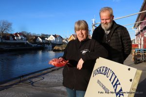 Helge Thorstein og Ann Karin Johansen (bildet over) på "Nevlunghavn fisk og skalldyr" foto roy myrland