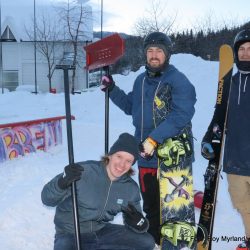 Fjølastubben Snøbrettlag inviterer til rail-konkurranse midt i Fagernes 3. mars kl. 13.00! På bildet over fra venstre: Bjørn Ranum og Morten Bragerhaug. Foran Toje Rosendal. -Små og store, trente eller utrente, her er alle hjertelig velkommen til "Valdreshovedstaden" med brettet sitt til lørdag, forteller en litt småfrossen men superengasjert Torje Rosendal fra Fagernes handelsstand. Bjørn Ranum og Morten Bragerhaug er godt i gang med forberedelsene og pakker snø rundt railen før de gjør sine første prøvehopp (se videosnutt under). Les mere om Fjølastubben snøbrettlag her