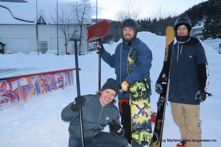 Fjølastubben Snøbrettlag inviterer til rail-konkurranse midt i Fagernes 3. mars kl. 13.00! På bildet over fra venstre: Bjørn Ranum og Morten Bragerhaug. Foran Toje Rosendal. -Små og store, trente eller utrente, her er alle hjertelig velkommen til "Valdreshovedstaden" med brettet sitt til lørdag, forteller en litt småfrossen men superengasjert Torje Rosendal fra Fagernes handelsstand. Bjørn Ranum og Morten Bragerhaug er godt i gang med forberedelsene og pakker snø rundt railen før de gjør sine første prøvehopp (se videosnutt under). Les mere om Fjølastubben snøbrettlag her