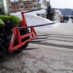 Claas traktor Fagernes med 6 rundbalepigger 2. mars. Foto Roy Myrland