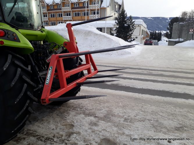 Claas traktor Fagernes med 6 rundbalepigger 2. mars. Foto Roy Myrland