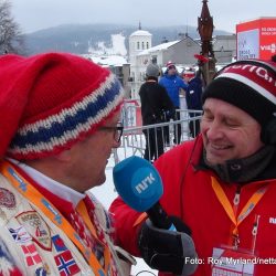 Per Nordigarden leser limerick for Morten Stenberg i NRK sporten under FIS sksisprint i Drammen 7. mars 2018. Foto Roy Myrland