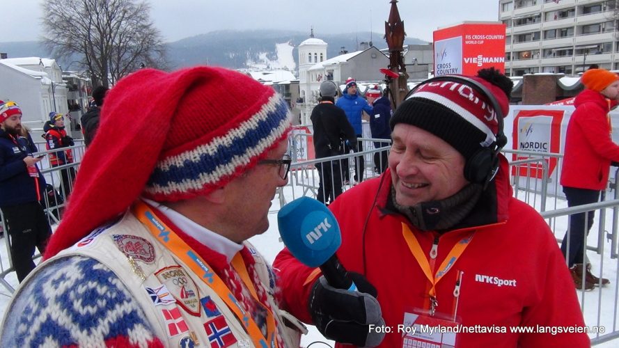 Per Nordigarden leser limerick for Morten Stenberg i NRK sporten under FIS sksisprint i Drammen 7. mars 2018. Foto Roy Myrland