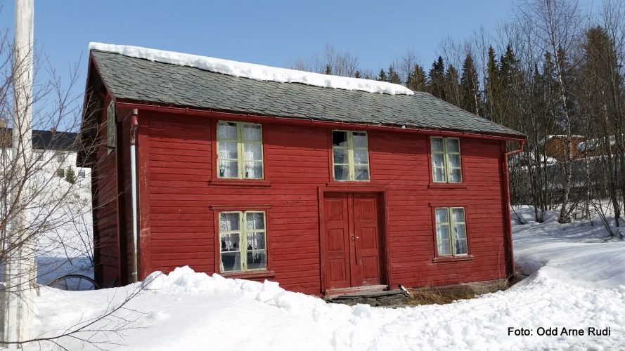 Det skal byggast ny aldersbustad i Øystre Slidre og denne bue må vike! Innan utgangen av mai må ho vera borte ellers vert ho riven med gravemaskin! Bue er i bra stand, har to rom i kvar høgde i tillegg til innkledd svalgang. Ta kontakt om dette er av interesse! odd.arne.rudi@valdres.museum.no